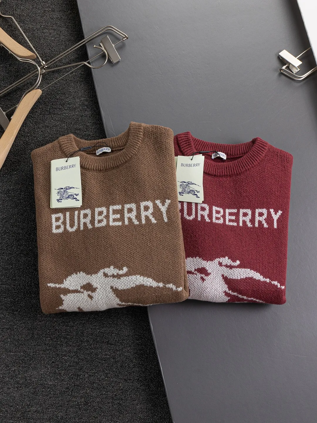 BURBERRY BBR bbr S-Xl BBR 25SS New Arrival New Arrival logo 🪡 50% 35% 15% T ，B ， ， Khaki ~~ ， B LOGO ， ， ， ！ Black White ， ， ~~ Classic ！！ ， ， ， Breathable ~ ！！Size：S-XL， ：Khaki Red ： S： 41- 51- 66 M： 43- 53- 68 L： 45- 55- 70 XL: 47- 57- 72